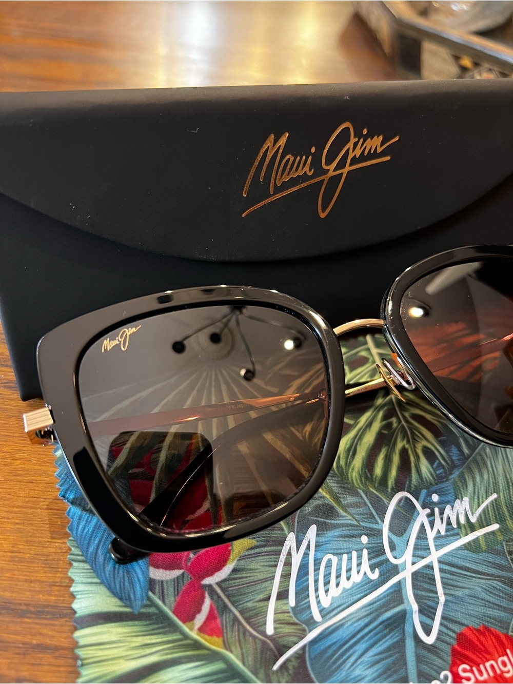Maui Jim Violet Lake MJO843S Black/Gold with Gradient Lens